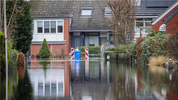 Wasser steht in einer evakuierten Wohnstraße nahe der Wörpe in Lilienthal.