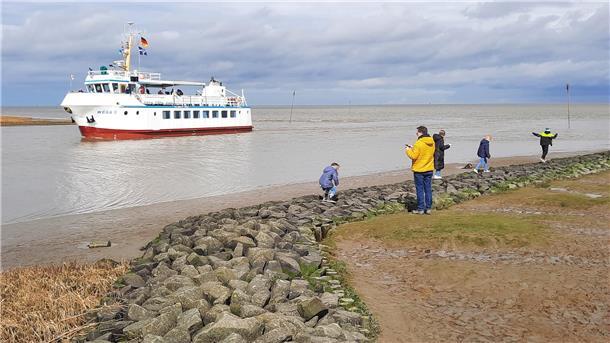 Wasser und Schiffe ziehen Jahr um Jahr die Touristen in Butjadingen an.