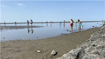 Wasser weg, Touristen da: Auch im Watt lässt es sich bei dem Wetter herrlich abkühlen.