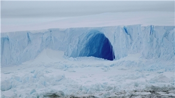 Wasser wird in den Eismassen gespeichert. Wenn es taut und Gletscher auf dem Festland schmelzen, steigt der Meeresspiegel.