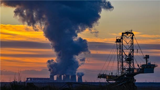 Milliardenschwere Entschädigung für Kohleausstieg im Osten Wasserdampf steigt aus dem Braunkohlekraftwerk Jänschwalde der Lausitz Energie Bergbau AG auf: Leag-Chef Thorsten Kramer sagt, die Entschädigung sei ein essenzieller Baustein für die weitere erfolgreiche Transformation des Unternehmens zu einem „grünen Powerhouse“.