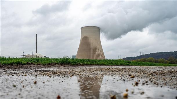 Deutschland beendet Atomkraft-Ära - Letzte AKW abgeschaltet Wasserdampf steigt aus dem Kühlturm des Kernkraftwerks Isar 2.