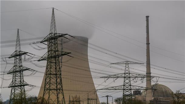 Rückbau der Atomkraftwerke: Lemke gegen FDP-Vorstoß Wasserdampf steigt aus dem Kühlturm des Kernkraftwerks Isar 2.