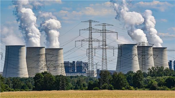 Deutschland im Rennen um besten Klimaschutz zurückgefallen Wasserdampf steigt aus den Kühltürmen des Braunkohlekraftwerks Jänschwalde der Lausitz Energie Bergbau AG (LEAG).