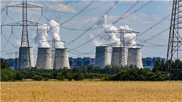Wasserdampf steigt aus den Kühltürmen des Braunkohlekraftwerks Jänschwalde der Lausitz Energie Bergbau AG (LEAG). Heute legen Klima-Experten einen Bericht zu den deutschen Treibhausgas-Emissionen vor.
