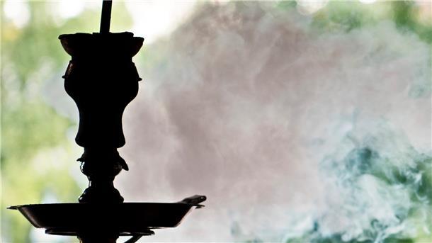 Wasserpeifen werden in Shisha-Bars geraucht. Nach den Razzien in Cuxhavener Spielotheken wurden auch Shisha-Bars - hier ein Symbolfoto - und deren Besucher kontrolliert. Dabei stellte die Einsatzkräfte zahlreiche Verstöße fest.