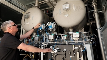 Eine Anlage zur Spaltung von Wasser in Sauerstoff und Wasserstoff