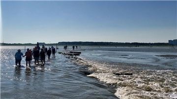 Wattwandern ist bei Cuxhavenern und Touristen beliebt. Doch viele unterschätzen die Gefahr, die auch an schönen Tagen im Watt lauert.