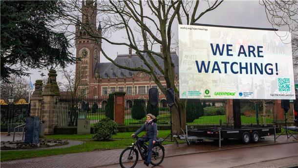 „We are Watching!“ ist auf einem Plakat vor dem Internationalen Gerichtshof zu lesen: Das höchste UN-Gericht hat sich mit Klimaschutz befasst. (Archivbild)