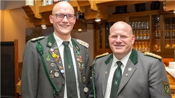 Wechsel an der Vereinsspitze: Der bisherige Präsident der Braueler Schützen, Stefan Oeser (rechts), und sein Nachfolger Michael Trlitza