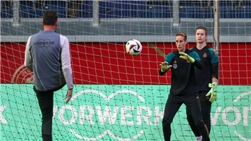 Wechsel im Tor: Stina Johannes (hinten) spielt gegen Australien anstelle von Ann-Katrin Berger.