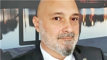 Wechselt vom Haus S der Hochschule ins Haus V: Professor Alexis Papathanassis.