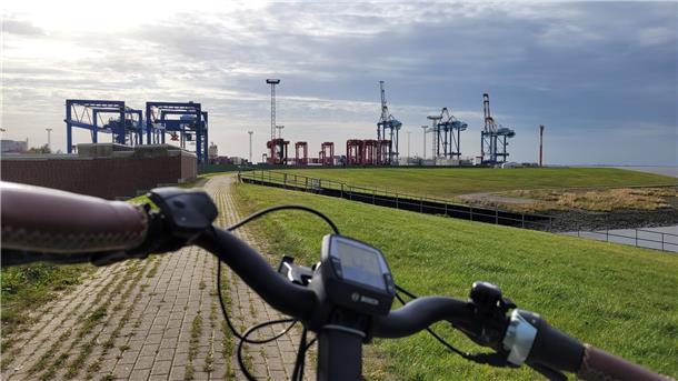 Weddewarden: Wer seine Radtour gen Norden hier startet, kann bis an die Sandstrände Cuxhavens größtenteils an der Küste entlangradeln. 