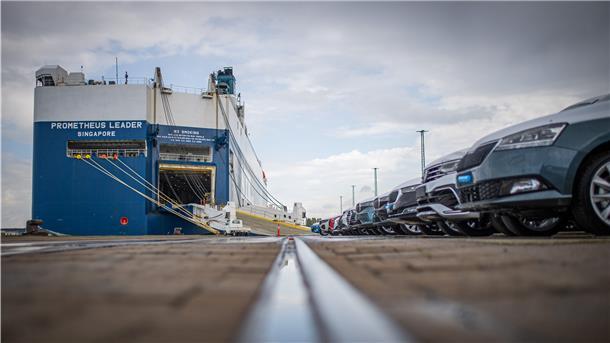 Lohnverzicht zur Rettung der Jobs am BLG-Terminal Wegen andauernder Ergebnisverluste fordert die BLG-Führung auf dem Autoterminal Bremerhaven einen „Beschäftigungssicherungs-Tarifvertrag“. Von den Mitarbeitern werden Einsparungen und Flexibilität erwartet. Foto: Hartmann