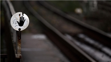 Ende von Bahnsperrung im Ruhrgebiet Wegen Bauarbeiten halten in Bochum seit Anfang September keine Regionalbahnen oder Fernzüge mehr - doch ein Ende der Sperrung ist absehbar (Foto Illustration).