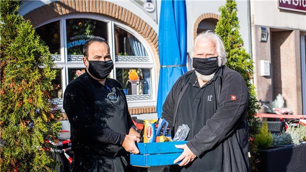 Wegen Corona kann das Nikolausessen für Bedürftige in Bremerhaven nicht stattfinden. Die Organisatoren Alexis Vaiou (links) und Manfred Jabs haben sich deshalb eine andere Lösung überlegt.