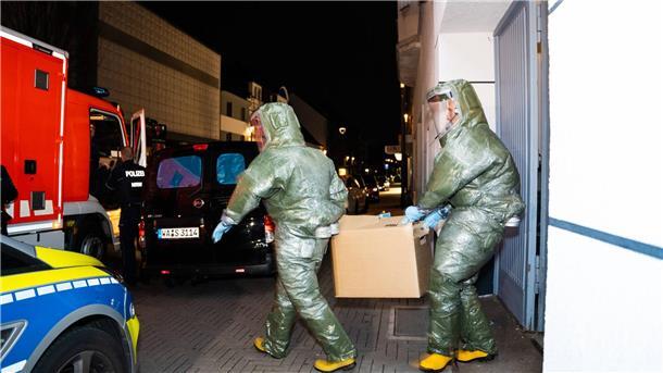 Nach Anti-Terror-Einsatz - Kein Gift gefunden Wegen der Gefahren, die von in der Wohnung vermuteten Giftstoffen ausgehen können, trugen die Einsatzkräfte in Castrop-Rauxel Schutzanzüge.