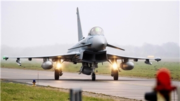 Wegen der Sanierung der Landebahn hatte die Luftwaffe die Eurofighter 2022 von Wittmund nach Laage verlegt. (Archivbild)