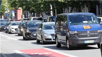 Wegen der Sperrung der Grimsbystraße schiebt sich eine Blechlawine durch die Hafenstraße.