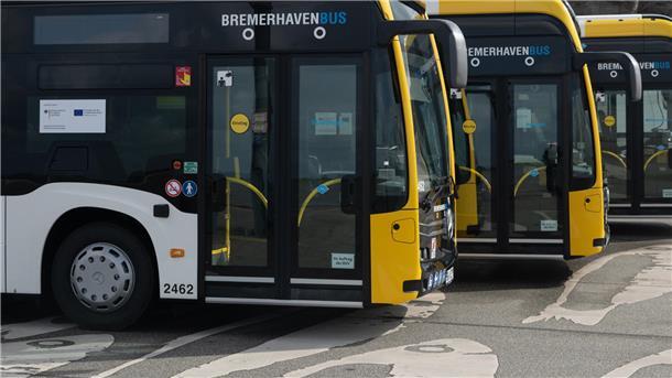 Brücke gesperrt - Bremerhaven Bus ändert Fahrpläne  Busse von Bremerhaven Bus stehen nebeneinander
