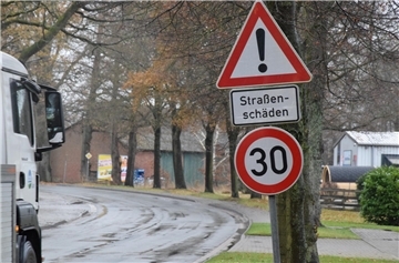 Wegen der Straßenschäden ist seit geraumer Zeit Tempo 30 auf der Landesstraße 122 in Rhadereistedt angesagt.