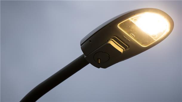 Um Energie einzusparen, verzichten in diesen Tagen viele Gemeinden auf das Einschalten der Straßenbeleuchtung. 