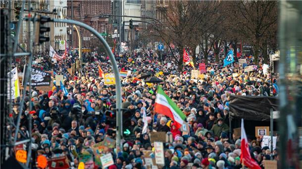 Demos gegen rechts in vielen Städten Wegen des großen Menschenandrangs musste die Demonstration in Hamburg abgebrochen werden.