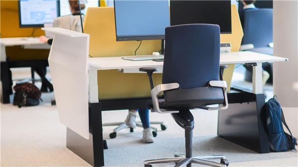 Wegen des Homeoffice-Trends bleiben in vielen Büros Schreibtische leer. (Archivbild)