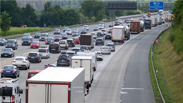 Wegen des langen Wochenendes und der Herbstferien wird mit Staus vor allem an den Samstagen im Oktober gerechnet. (Archivbild)
