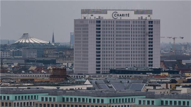 Hunderte Ärztinnen und Ärzte der Berliner Charité streiken Wegen des Streiks wurden planbare und nicht dringende Eingriffe an der Charité verschoben.
