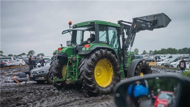 Deichbrand 2023 ertrinkt: REGEN und SCHLAMM ohne Ende (Fotos) Wegen des Wetters reisen viele Besucher schon am Sonntag ab. Doch die Autos stecken im Schlamm fest...