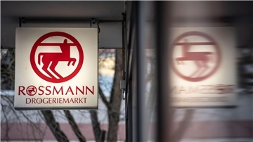 Wegen Erstickungsgefahr ruft Rossmann ein Buch für Kleinkinder zurück. (Archivbild)