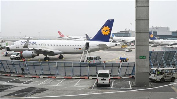 Bahn vs Lufthansa? Twitter-Nutzer reagieren auf IT-Störung Wegen IT-Problemen beim Lufthansa-Konzern sind Tausende Passagiere von Verspätungen und Flugausfällen betroffen.