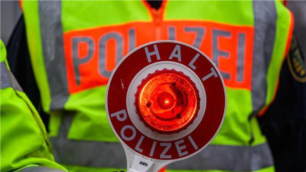 Polizei untersagt Gefahrgut-Lkw die Weiterfahrt Ein Polizist hält eine Polizeikelle in der Hand.