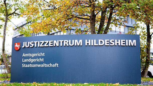Corona-Ausbruch in Heim: Geldstrafe wegen Impfpass-Fälschung Wegen Urkundenfälschung ist eine frühere Pflegeheim-Mitarbeiterin zu einer Geldstrafe verurteilt worden.