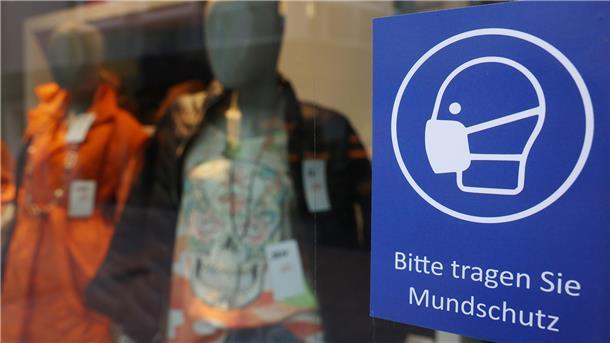 Während der Corona-Pandemie verwiesen Schilder in den Geschäften auf die Maskenpflicht. 