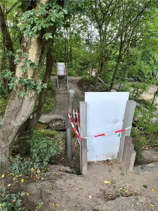 Wegen zu großer Fallhöhe wurde die Hängebrücke auf dem Spielplatz bereits abgebaut und die Einstiegsplattformen aus Sicherheitsgründen gesperrt.