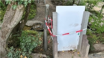 Gefahr für Kinder auf dem Wasserspielplatz Wegen zu großer Fallhöhe wurde die Hängebrücke auf dem Spielplatz bereits abgebaut und die Einstiegsplattformen aus Sicherheitsgründen gesperrt.
