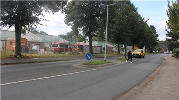 Wehdeler Eltern sehen in der Wesermünder Straße im Bereich der Verkehrsinsel vor dem neuen Kindergarten ein großes Sicherheitsproblem für ihre Kinder.