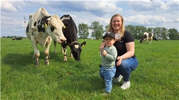Tomma Witting und ihr Sohn Hugo präsentieren das eigene Eis unter dem Label „Weideliebe“ mitten auf einer Kuhweide