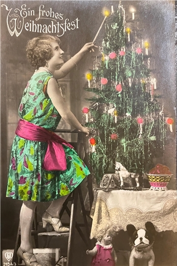 Frau und Tannenbaum
