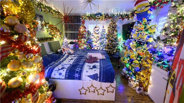 Weihnachtsbäume stehen im gesamten Haus der Familie Jeromin - inklusive Schlafzimmer. 