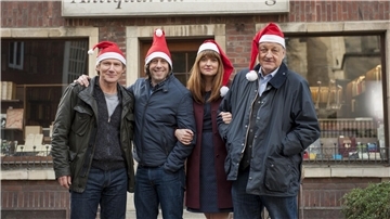 Weihnachtsgruß von Georg (Leonard Lansink, r-l), Ekki (Oliver Korittke), Alex (Ina Paule Klink) und Overbeck (Roland Jankowsky.