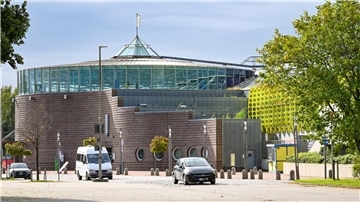 Autos vor der Stadthalle.