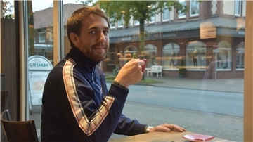 Ein Mann trinkt Kaffee in einem Café.