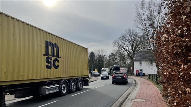Weil die A27 zwischen den Ausfahrten Hagen und Uthlede nicht mehr befahren werden kann, wird der Verkehr umgeleitet - mitten durch Hagen. Sehr zum Ärger der Anwohner.