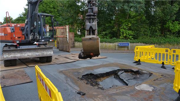 Weil die Fahrbahn unterspült war, tat sich Montagnachmittag ein rund zwei mal zwei Meter großes Loch in der Ortsmitte Gyhums auf.