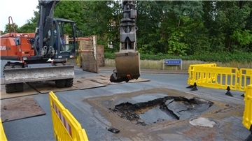 Weil die Fahrbahn unterspült war, tat sich Montagnachmittag ein rund zwei mal zwei Meter großes Loch in der Ortsmitte Gyhums auf.