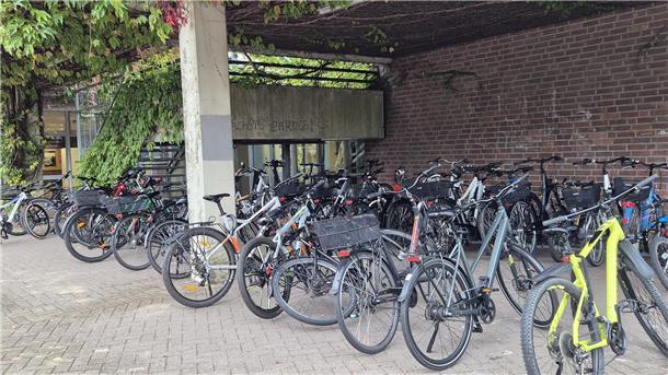 Sicher von der Haus- zur Schultür: Zevener Elternrat gibt Impulse  Fahrradständer vor dem St.-Viti-Gymnasium