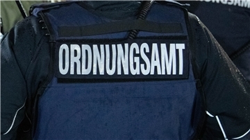 Ein Schild mit der Aufschrift Ordnungsamt ist zu sehen.